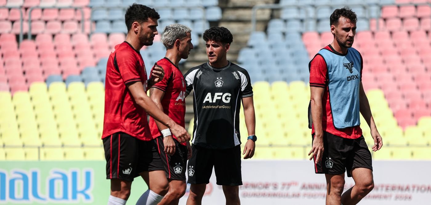 Franky Purtí talking to Persik Kediri FC players during a training session