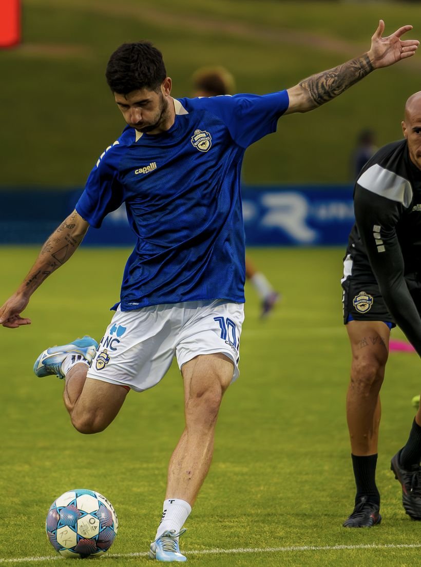 Jon Bakero golpeando el balón en el calentamiento con el Charlotte Independence